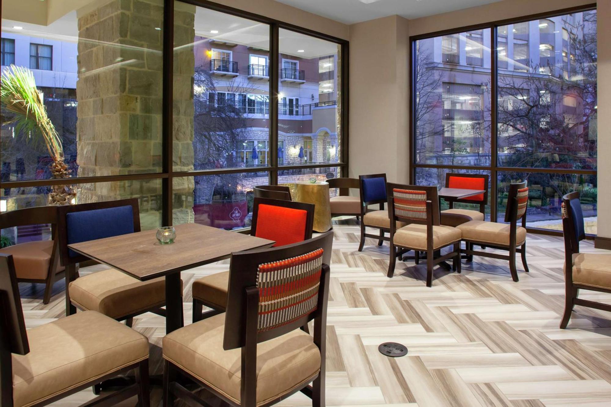 Hampton Inn & Suites San Antonio Riverwalk Exterior photo